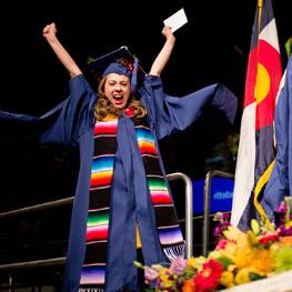 毕业典礼上，一名毕业生穿过舞台欢呼