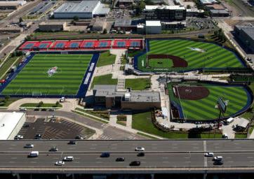 带垒球场的综合运动场鸟瞰图, baseball field, 足球场和网球场.