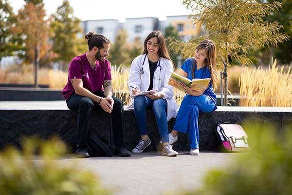 健康 Care Management students studying on Auraria Campus.
