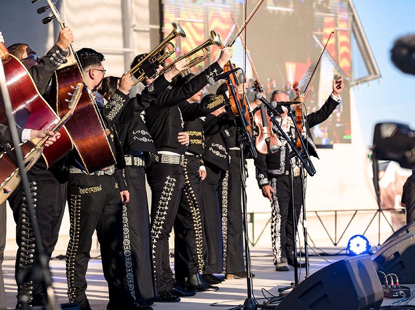 墨西哥流浪乐队的表演者们举着乐器排成一行
