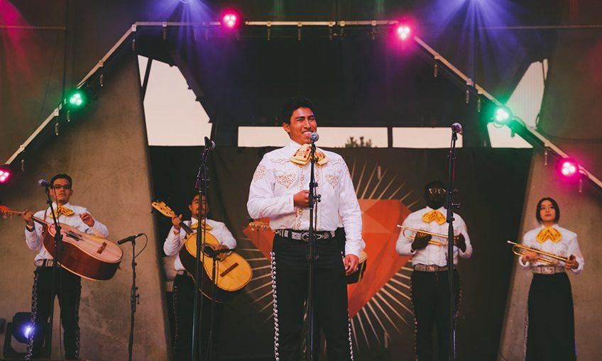 墨西哥流浪歌手在墨西哥流浪乐队前微笑