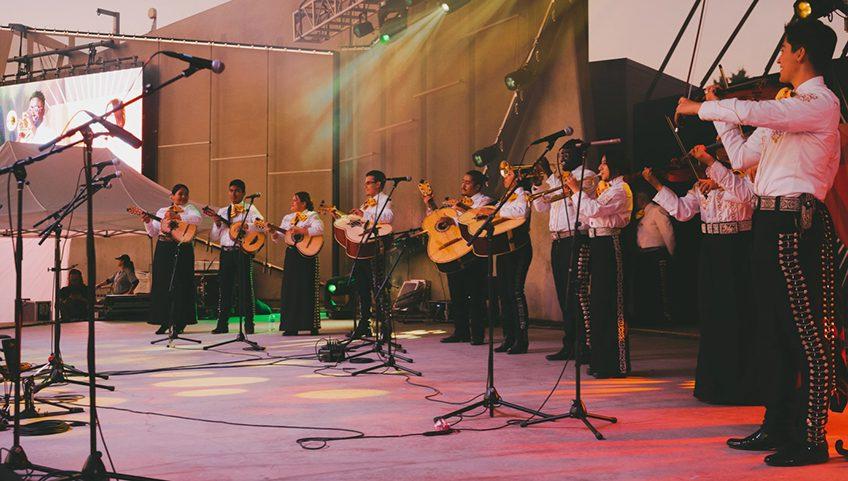墨西哥流浪乐队在舞台上演奏乐器