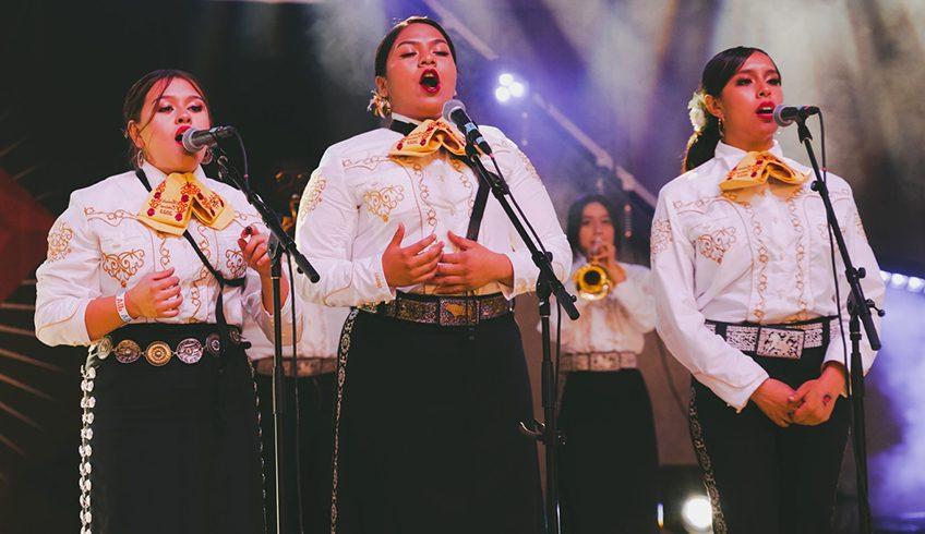 三位墨西哥流浪女歌手正在表演