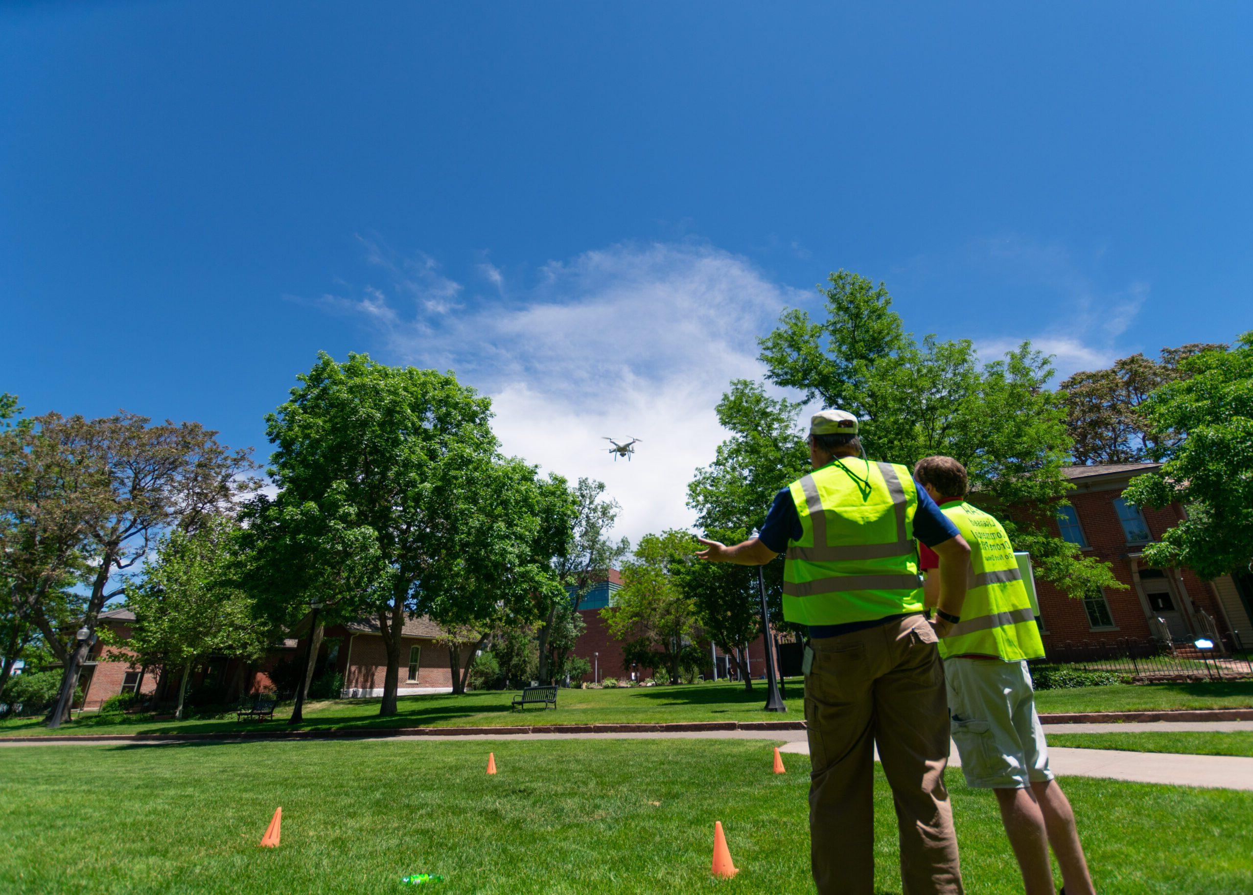 Josh Noel, 项目协调人, 和亚历克斯·杜桑, 航空技师, 用无人机测绘第九街公园吗.
