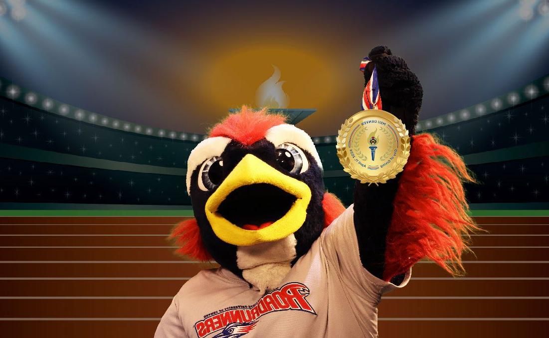 Rowdy the 密歇根州立大学丹佛 Mascot holding up a gold medal for Day of Giving donations