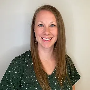 photo of Whitney Kramer, Part-time 临床教育家, 白人妇女, 棕色的头发, 蓝色的眼睛, 微笑, wearing green shirt with white dots