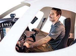 密歇根州立大学丹佛 Aviation and Aerospace Science major Sebastian Steele trains on the state-of-the-art Cessna Mustang simulator on April 4, 2024. 艾莉森·麦克拉伦摄