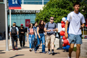密歇根州立大学丹佛 students walking on campus